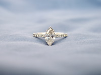 Witgouden solitaire ring met een marquise diamant van 1.00 carat met hidden halo