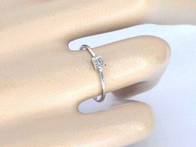Witgouden solitaire ring met prinses geslepen diamant - afbeelding 2 van  9