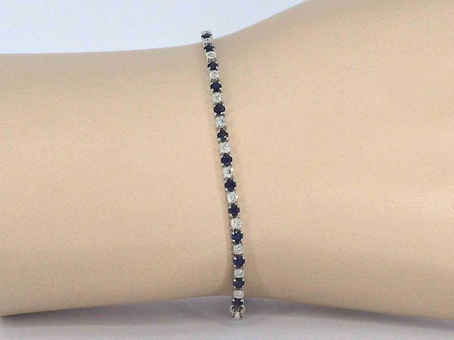 Witgouden tennis armband met diamanten en saffieren - afbeelding 2 van  9
