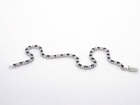 Witgouden tennis armband met diamanten en saffieren - afbeelding 8 van  9
