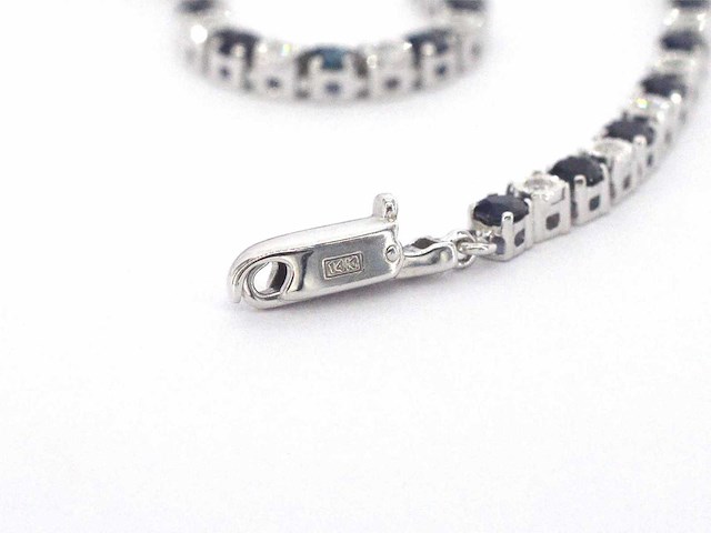 Witgouden tennis armband met diamanten en saffieren - afbeelding 9 van  9