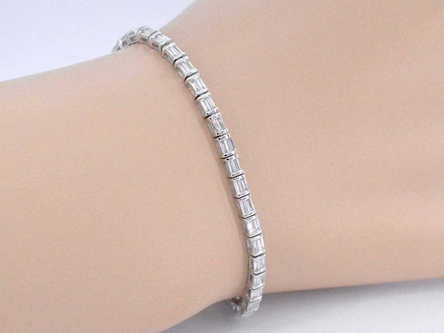 Witgouden tennisarmband met baguette geslepen diamanten 2.40 carat - afbeelding 2 van  7