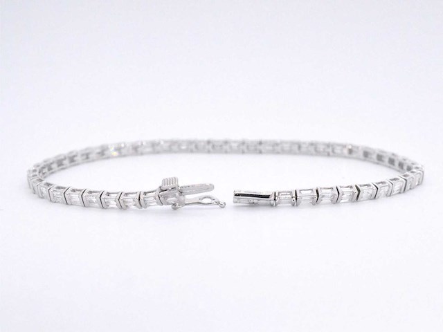 Witgouden tennisarmband met baguette geslepen diamanten 2.40 carat - afbeelding 5 van  7