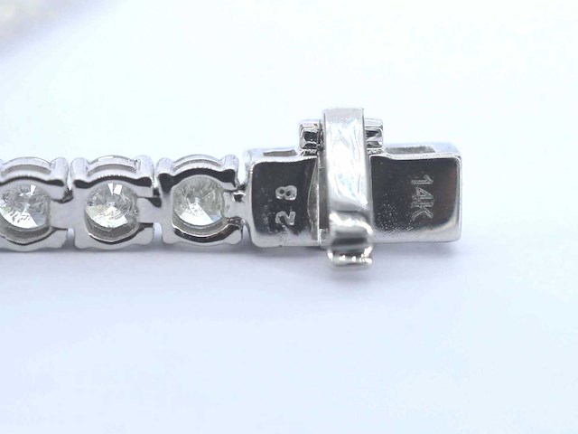 Witgouden tennisarmband met briljant geslepen diamanten - afbeelding 5 van  5