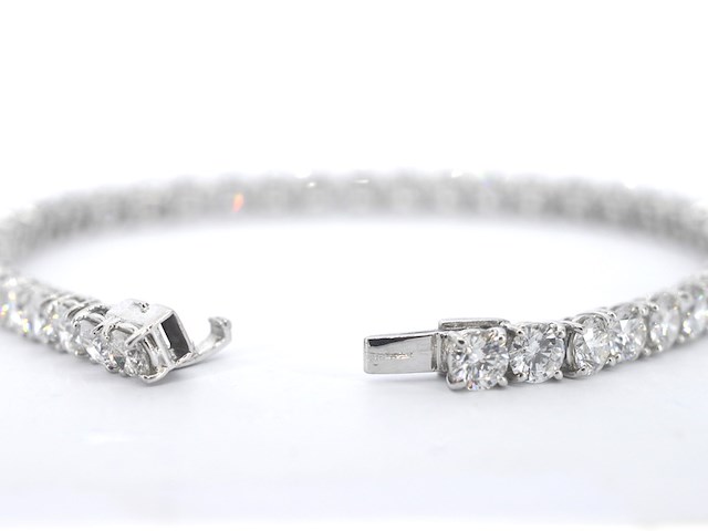 Witgouden tennisarmband met briljant geslepen diamanten - afbeelding 4 van  7
