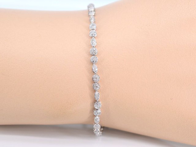 Witgouden tennisarmband met diamanten 1.10 carat - afbeelding 2 van  8