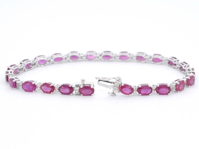 Witgouden tennisarmband met diamanten en robijn - afbeelding 4 van  9