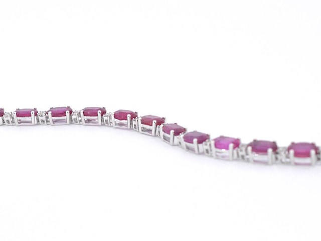 Witgouden tennisarmband met diamanten en robijn - afbeelding 5 van  9