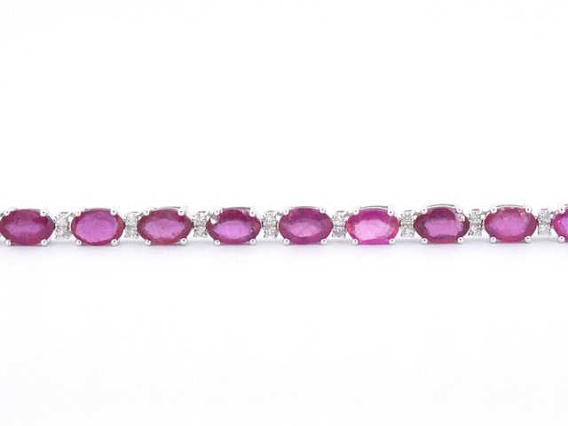 Witgouden tennisarmband met diamanten en robijn - afbeelding 6 van  9