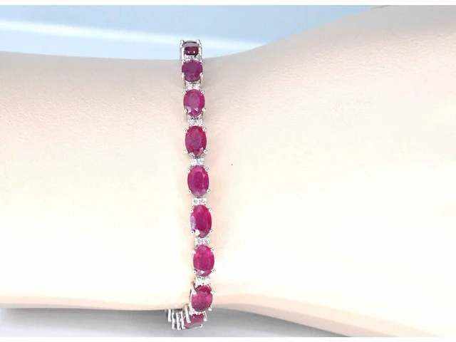 Witgouden tennisarmband met diamanten en robijn - afbeelding 2 van  9