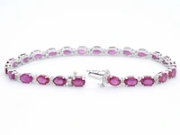 Witgouden tennisarmband met diamanten en robijn - afbeelding 4 van  9