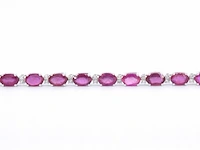 Witgouden tennisarmband met diamanten en robijn - afbeelding 6 van  9