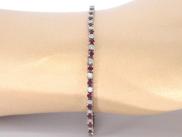 Witgouden tennisarmband met diamanten en robijnen - afbeelding 2 van  8