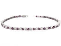 Witgouden tennisarmband met diamanten en robijnen - afbeelding 3 van  8