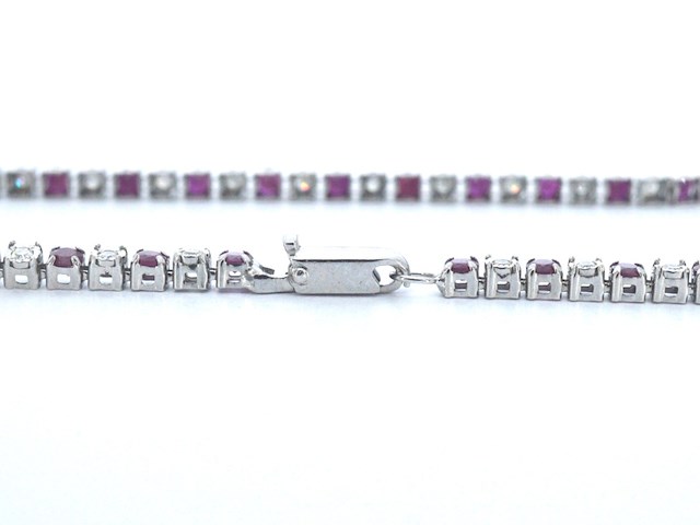 Witgouden tennisarmband met diamanten en robijnen - afbeelding 6 van  8