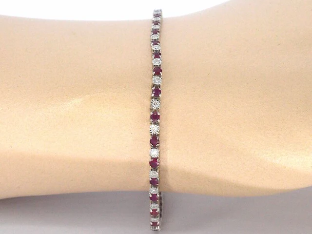 Witgouden tennisarmband met diamanten en robijnen - afbeelding 2 van  8