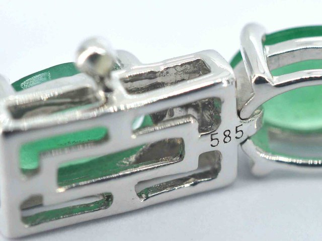 Witgouden tennisarmband met diamanten en smaragd - afbeelding 5 van  8