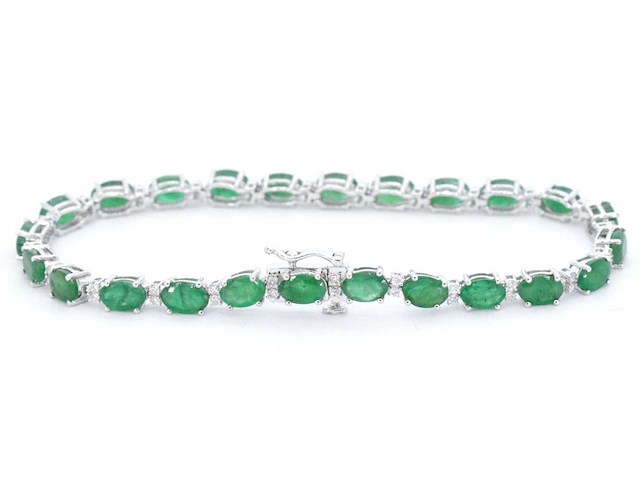 Witgouden tennisarmband met diamanten en smaragd - afbeelding 4 van  8