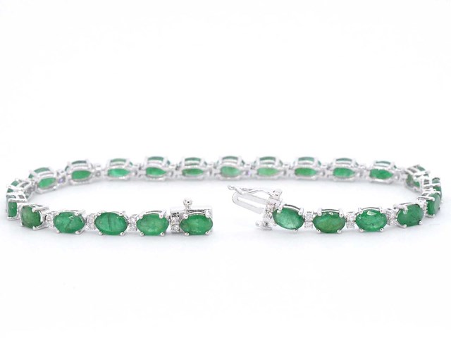 Witgouden tennisarmband met diamanten en smaragd - afbeelding 5 van  8