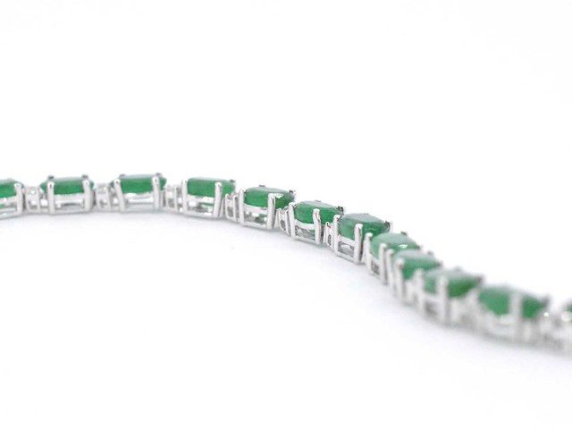Witgouden tennisarmband met diamanten en smaragd - afbeelding 6 van  8