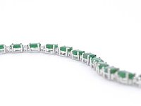 Witgouden tennisarmband met diamanten en smaragd - afbeelding 6 van  8