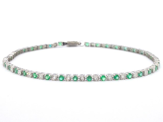 Witgouden tennisarmband met diamanten en smaragden - afbeelding 1 van  7
