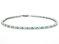 Witgouden tennisarmband met diamanten en smaragden - afbeelding 1 van  7