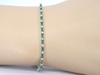 Witgouden tennisarmband met diamanten en smaragden - afbeelding 2 van  7