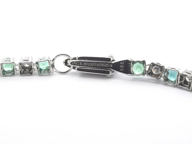 Witgouden tennisarmband met diamanten en smaragden - afbeelding 3 van  7