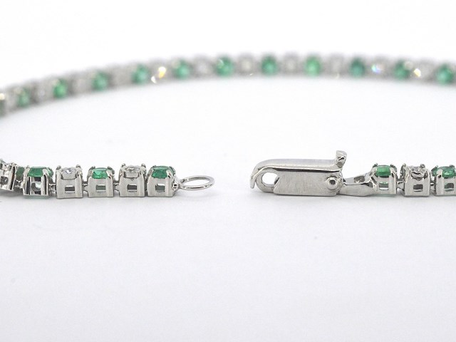 Witgouden tennisarmband met diamanten en smaragden - afbeelding 4 van  7