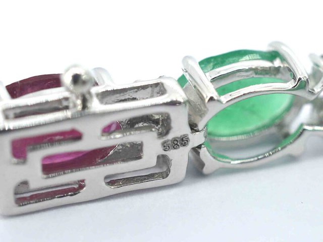 Witgouden tennisarmband met diamanten, saffier, robijn en smaragd - afbeelding 5 van  7