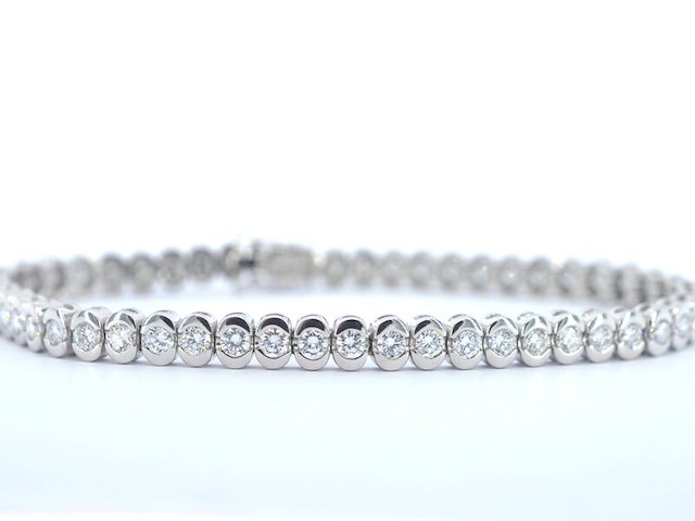 Witgouden tennisarmband met diamanten - afbeelding 1 van  6