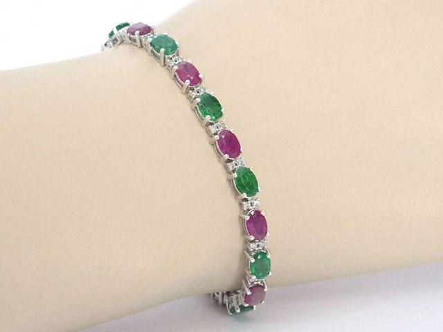 Witgouden tennisarmband met natuurlijke diamanten en smaragd en robijn - afbeelding 2 van  8