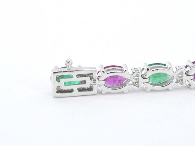 Witgouden tennisarmband met natuurlijke diamanten en smaragd en robijn - afbeelding 6 van  8
