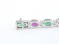 Witgouden tennisarmband met natuurlijke diamanten en smaragd en robijn - afbeelding 6 van  8