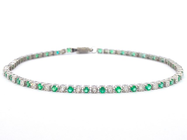 Witgouden tennisarmband met natuurlijke diamanten en smaragden - afbeelding 1 van  7