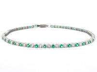 Witgouden tennisarmband met natuurlijke diamanten en smaragden