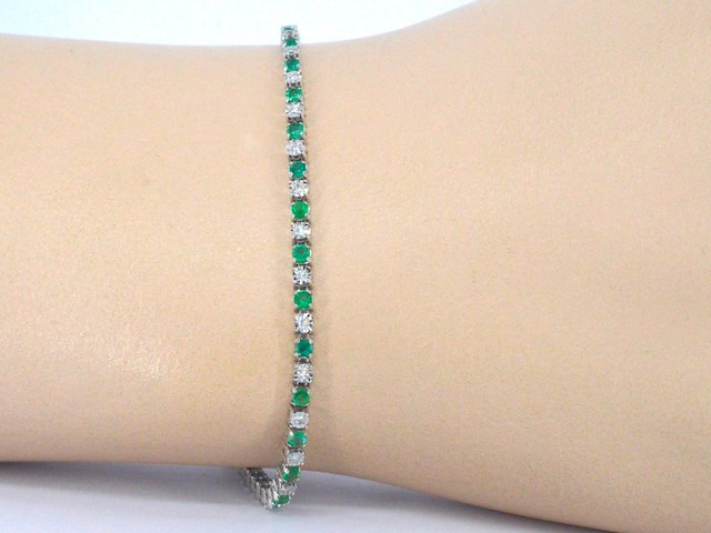 Witgouden tennisarmband met natuurlijke diamanten en smaragden - afbeelding 2 van  7