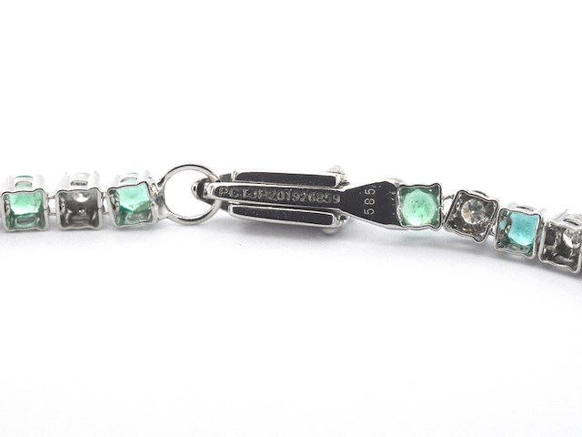Witgouden tennisarmband met natuurlijke diamanten en smaragden - afbeelding 3 van  7