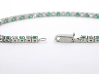 Witgouden tennisarmband met natuurlijke diamanten en smaragden - afbeelding 4 van  7