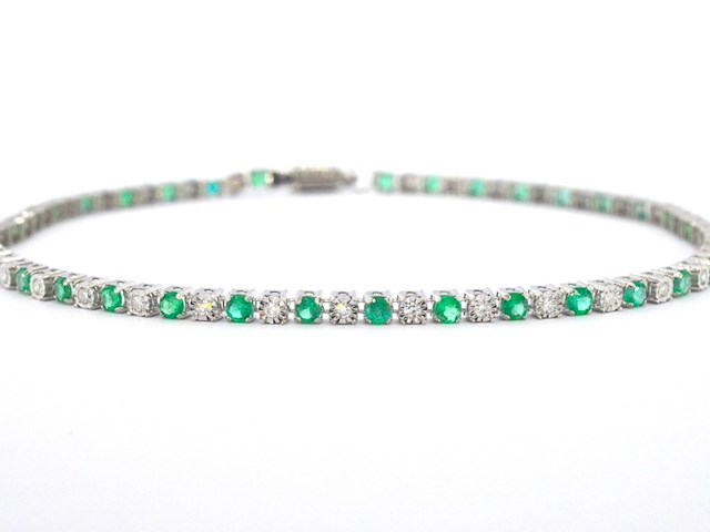 Witgouden tennisarmband met natuurlijke diamanten en smaragden - afbeelding 5 van  7