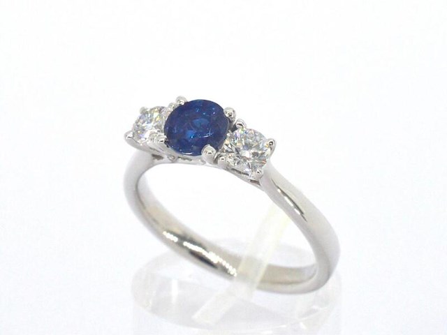 Witgouden trilogy ring met diamanten en saffier - afbeelding 2 van  9