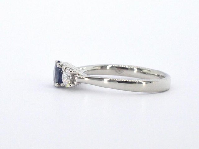 Witgouden trilogy ring met diamanten en saffier - afbeelding 3 van  9