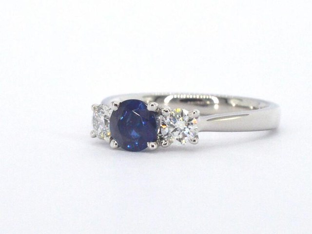Witgouden trilogy ring met diamanten en saffier - afbeelding 4 van  9
