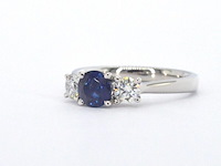 Witgouden trilogy ring met diamanten en saffier - afbeelding 4 van  9