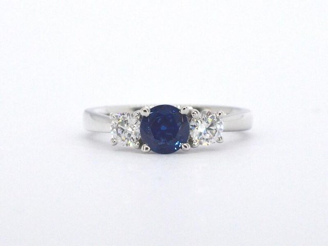 Witgouden trilogy ring met diamanten en saffier - afbeelding 5 van  9