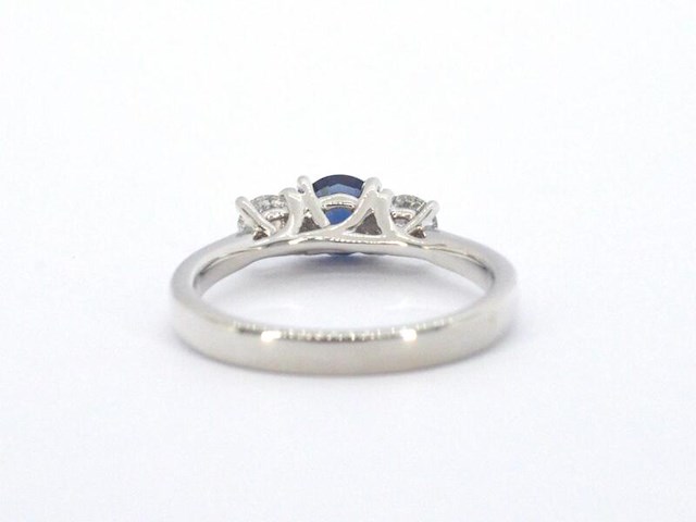 Witgouden trilogy ring met diamanten en saffier - afbeelding 6 van  9