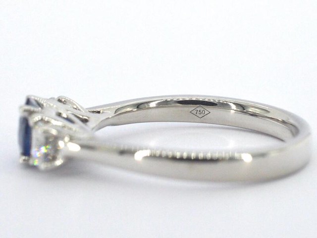 Witgouden trilogy ring met diamanten en saffier - afbeelding 7 van  9