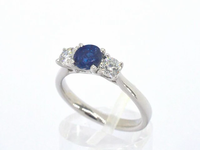Witgouden trilogy ring met diamanten en saffier - afbeelding 2 van  9
