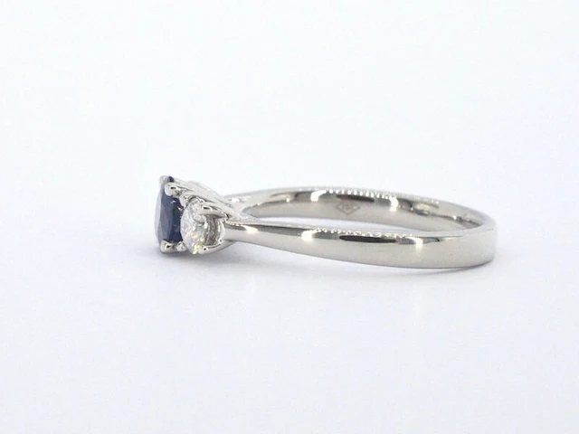 Witgouden trilogy ring met diamanten en saffier - afbeelding 3 van  9